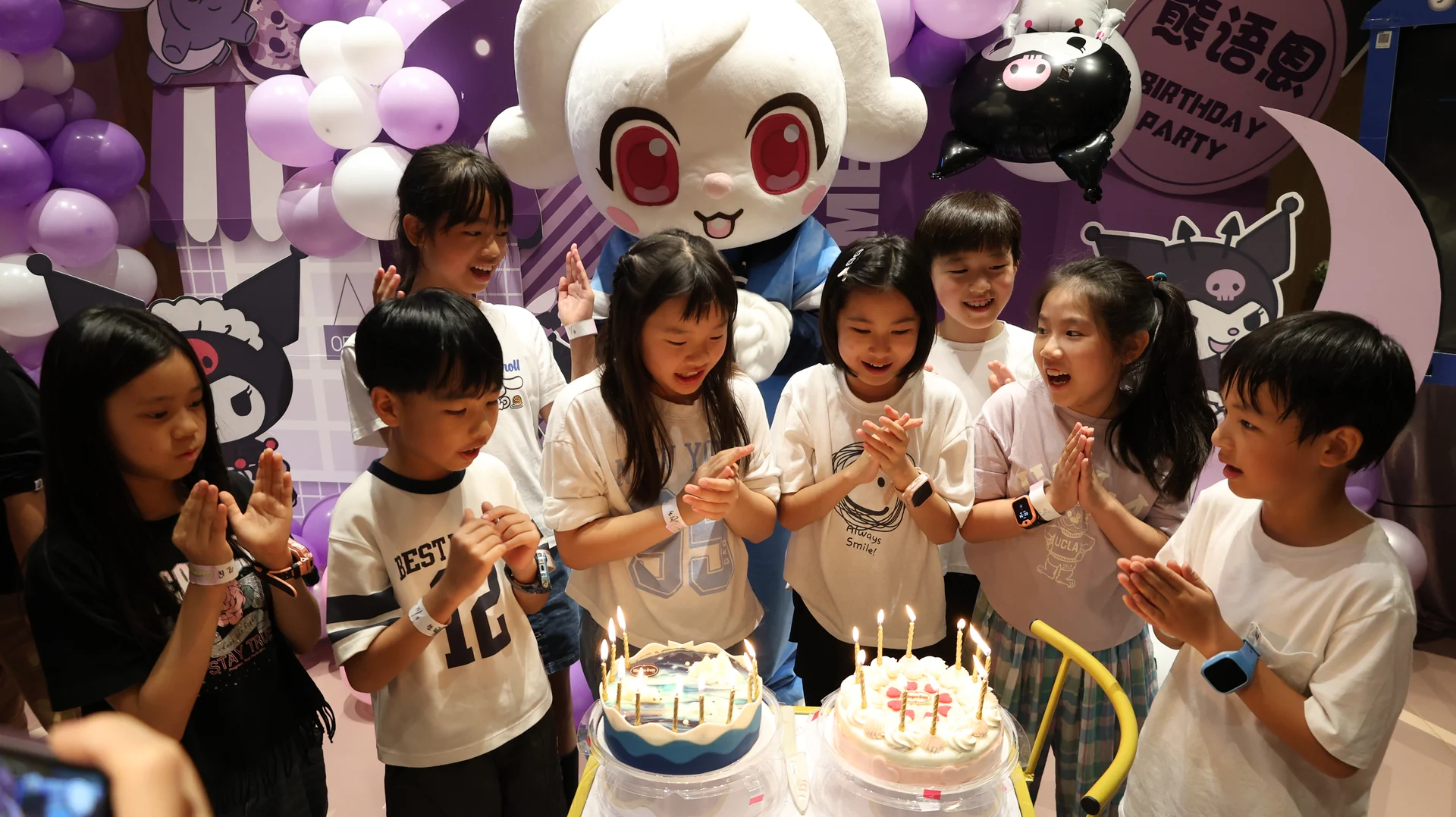 孩子们在卡通尼乐园庆祝生日
