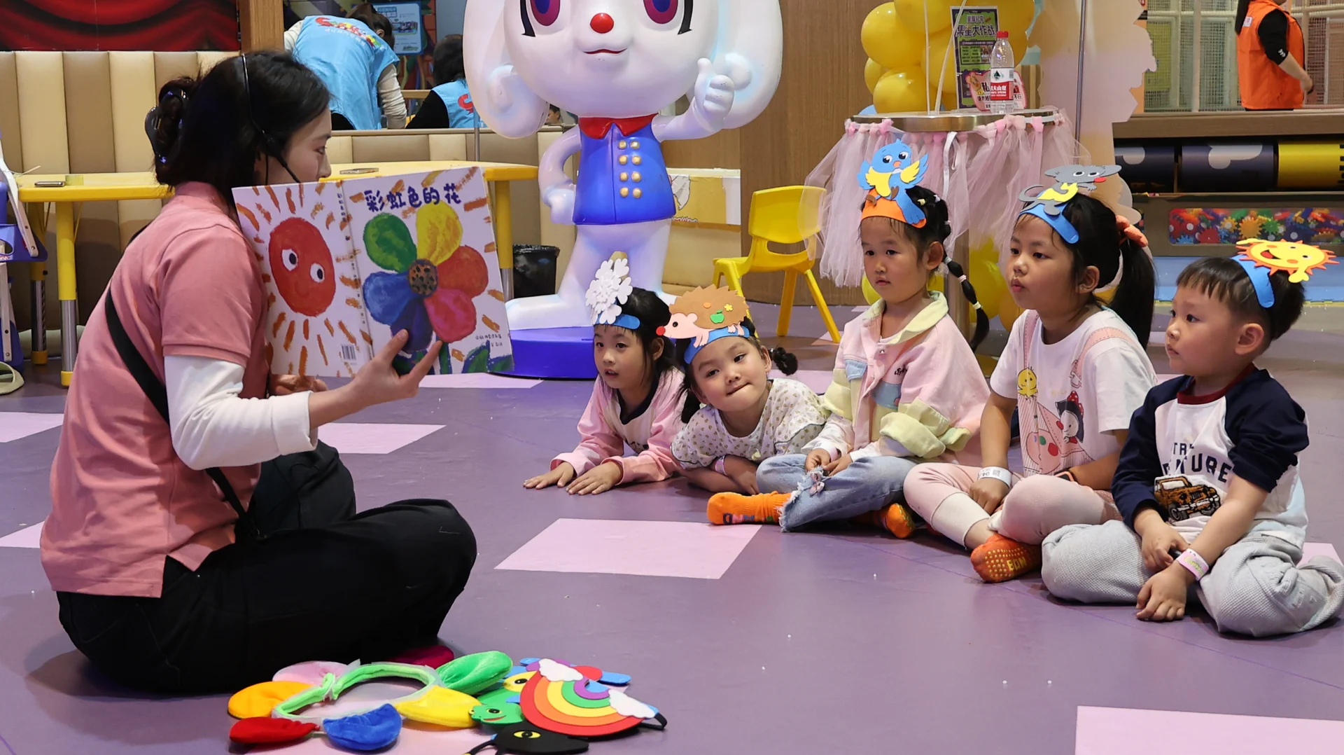 老师带领孩子参加卡通尼成长学院恰恰小课堂