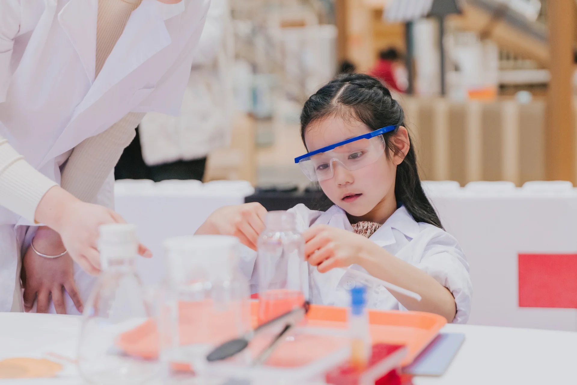 儿童参加卡通尼成长学院科学主题活动